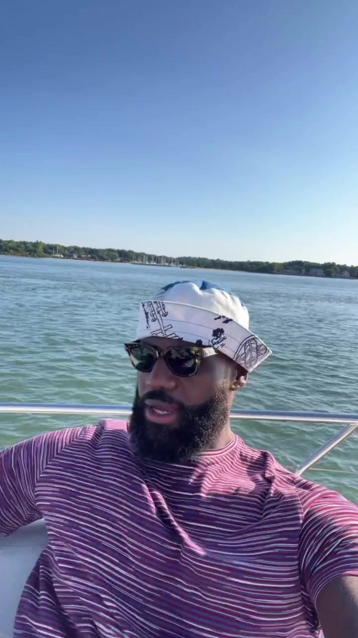 AG体育-夏日快乐😁詹姆斯晒自拍独自一人驾驶快艇惬意兜风🚤