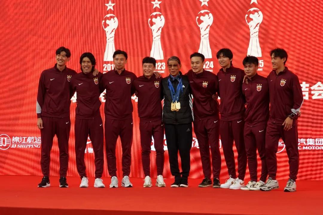 ag体育网站-吕文君回归根宝基地幕后：曾多次与恩师徐根宝进行长时间单独交流