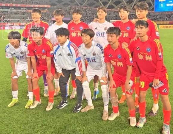 AG体育-徐州vs宿迁赛后，江苏常晋球员合影，苗润东、张桐瑞交换球衣